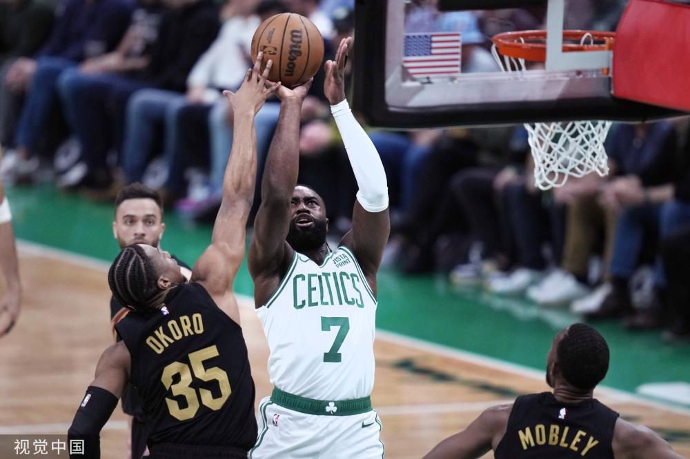 她秉持着严 她秉持着严